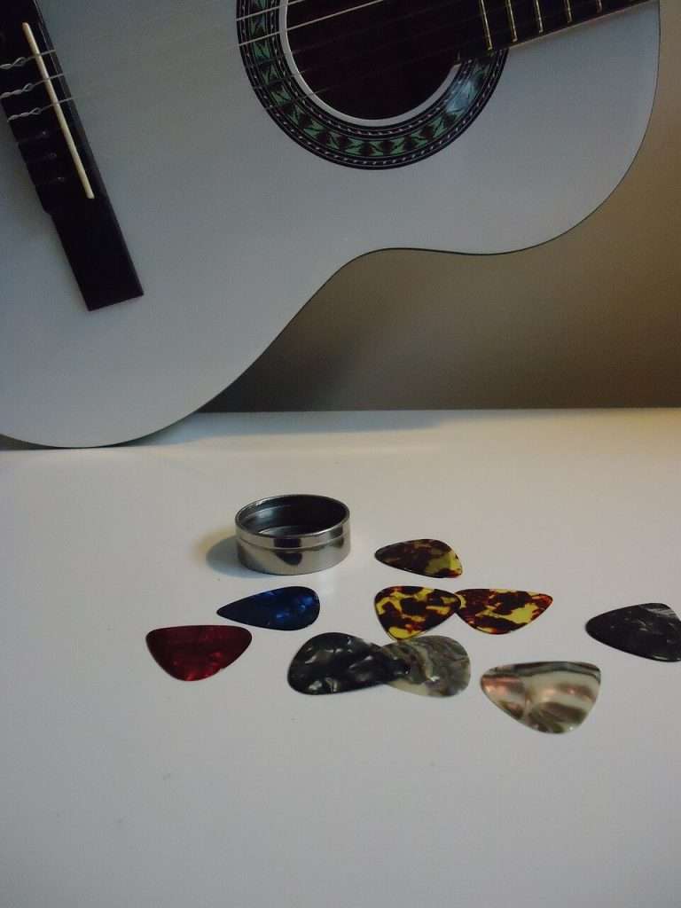 Synthetic materials with plastic and resins for guitar piks: all the materials for electric and acoustic guitar picks
