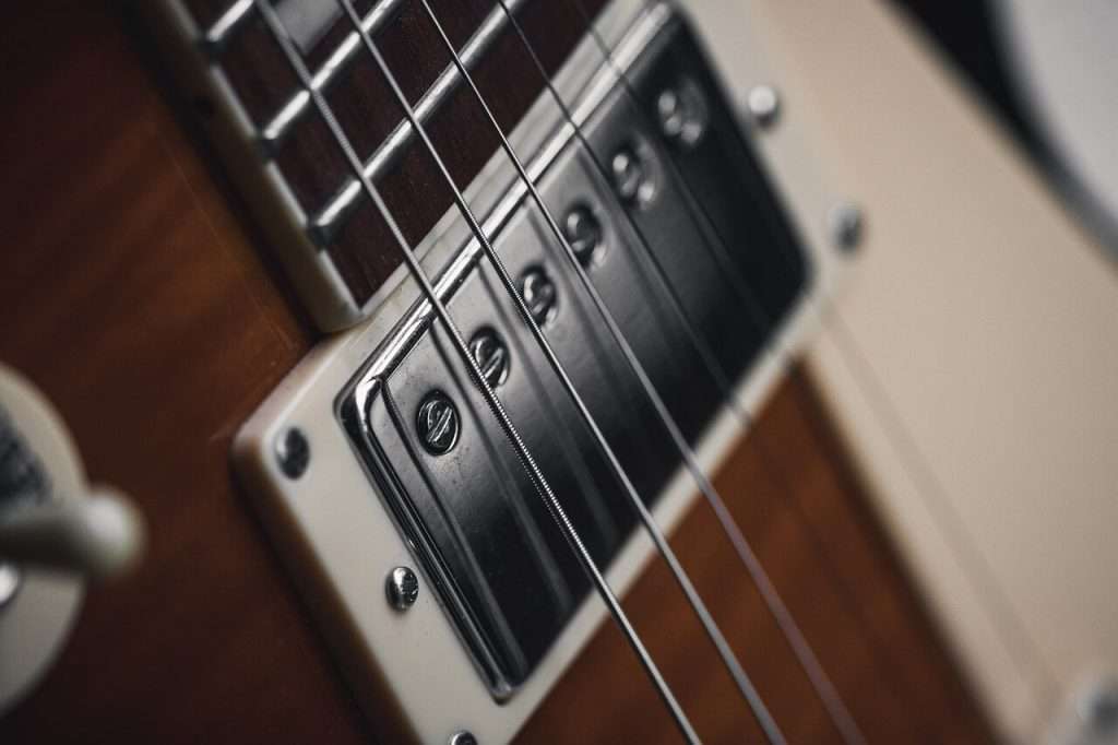 Strings of an electric guitar zoomed in: the main factors when choosing a set are material, gauge, core and winding.