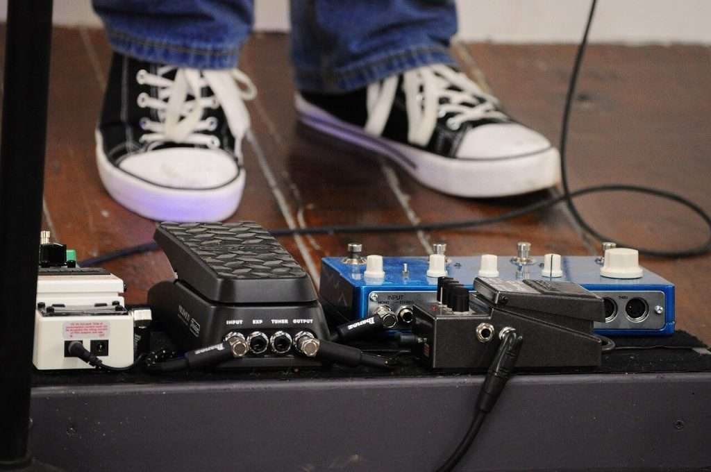 A pedalboard with some guitar pedals: the importance of buffer and the best buffer pedal models.